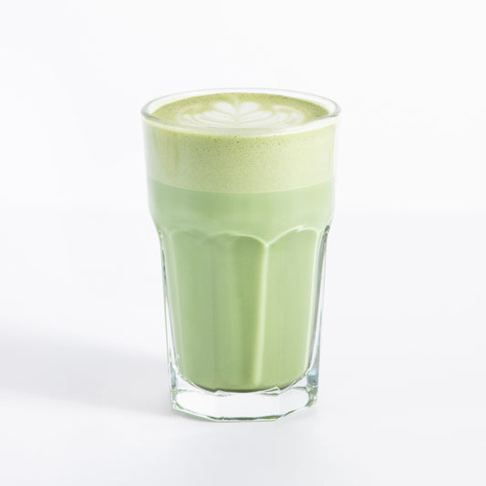 Matcha chaud fond blanc