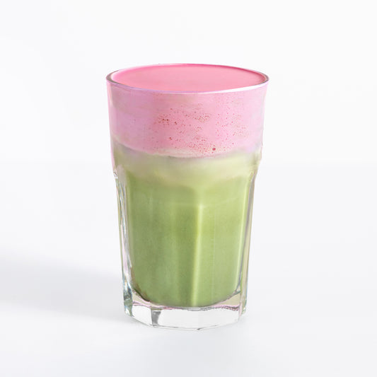 Matcha latté glacé avec mousse à la fraise