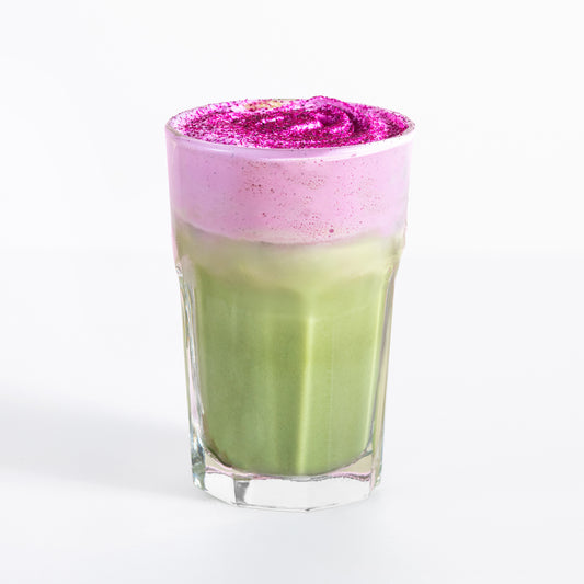 Matcha latté glacé avec mousse fruit du dragon